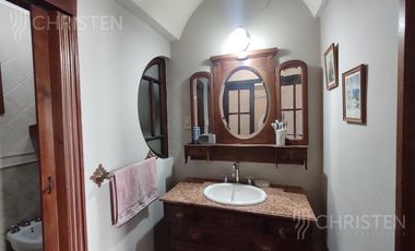 Gran casa en venta a metros de Av. Lujan y Av. 7 de Marzo