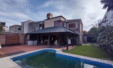 Gran casa en venta a metros de Av. Lujan y Av. 7 de Marzo