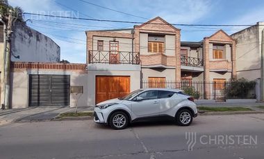 Gran casa en venta a metros de Av. Lujan y Av. 7 de Marzo