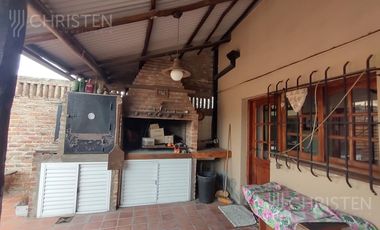 Gran casa en venta a metros de Av. Lujan y Av. 7 de Marzo
