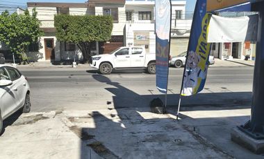 Casa en venta sobre Av. Chapultepec en zona comercial - Monterrey