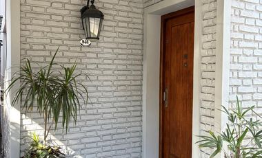 Chalet en 1 planta reciclado, jardín. La Lucila.