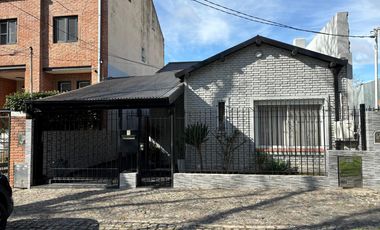 Chalet en 1 planta reciclado, jardín. La Lucila.