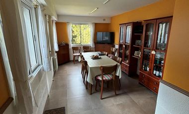 Chalet en 1 planta reciclado, jardín. La Lucila.