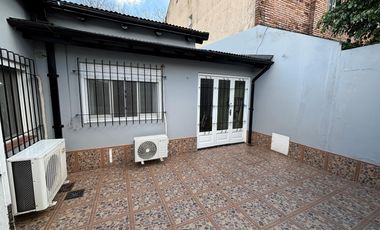 Chalet en 1 planta reciclado, jardín. La Lucila.