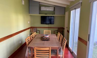 Chalet en 1 planta reciclado, jardín. La Lucila.