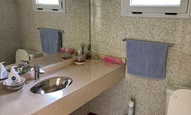 Chalet en 1 planta reciclado, jardín. La Lucila.