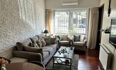 Chalet en 1 planta reciclado, jardín. La Lucila.