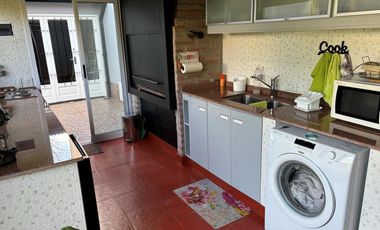 Chalet en 1 planta reciclado, jardín. La Lucila.