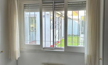 Chalet en 1 planta reciclado, jardín. La Lucila.