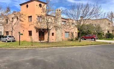 Casa en alquiler - 300 m2 - 5 ambientes