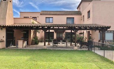 Casa en alquiler - 300 m2 - 5 ambientes