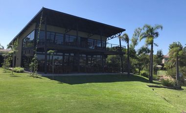 Casa en alquiler - 300 m2 - 5 ambientes