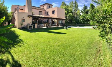 Casa en alquiler - 300 m2 - 5 ambientes