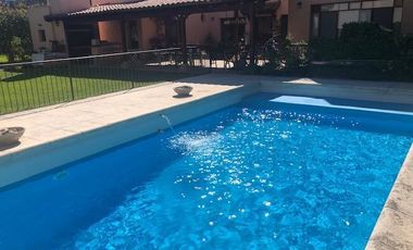 Casa en alquiler - 300 m2 - 5 ambientes