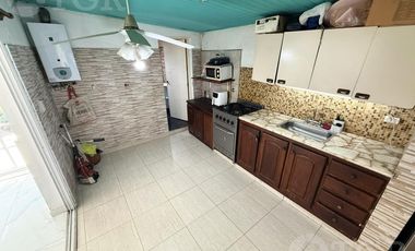 Venta Casa 5 ambientes con patio, terraza, balcon y comercio en Lanus.