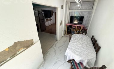 Venta Casa 5 ambientes con patio, terraza, balcon y comercio en Lanus.