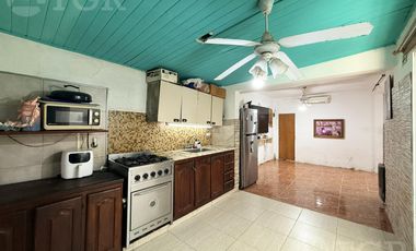 Venta Casa 5 ambientes con patio, terraza, balcon y comercio en Lanus.
