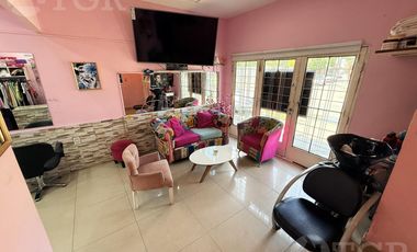 Venta Casa 5 ambientes con patio, terraza, balcon y comercio en Lanus.