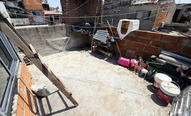 Venta Casa 5 ambientes con patio, terraza, balcon y comercio en Lanus.