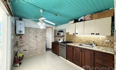 Venta Casa 5 ambientes con patio, terraza, balcon y comercio en Lanus.