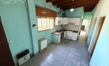 Casa en Benavidez con local en lote propio