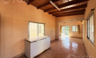 Casa en Benavidez con local en lote propio