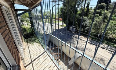 Casa en Benavidez con local en lote propio