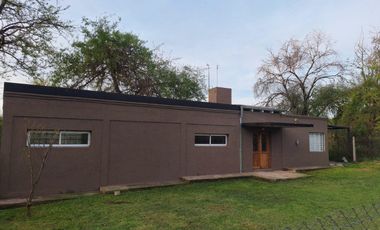 Casa de dos dormitorios con pileta en Unquillo