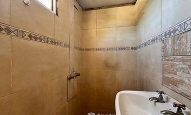 VENTA - 3 casas construidas en un mismo lote de 197,90 m2. Desarrolladas en dos plantas. Ibarlucea.