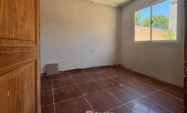 VENTA - 3 casas construidas en un mismo lote de 197,90 m2. Desarrolladas en dos plantas. Ibarlucea.