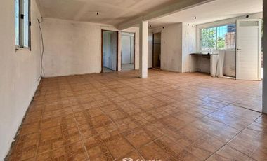 VENTA - 3 casas construidas en un mismo lote de 197,90 m2. Desarrolladas en dos plantas. Ibarlucea.
