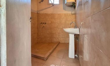 VENTA - 3 casas construidas en un mismo lote de 197,90 m2. Desarrolladas en dos plantas. Ibarlucea.