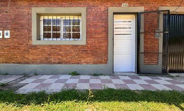 VENTA - 3 casas construidas en un mismo lote de 197,90 m2. Desarrolladas en dos plantas. Ibarlucea.