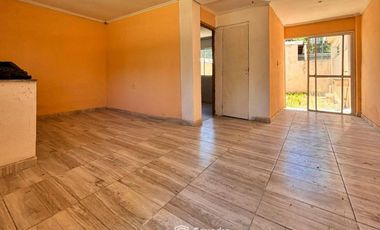 VENTA - 3 casas construidas en un mismo lote de 197,90 m2. Desarrolladas en dos plantas. Ibarlucea.