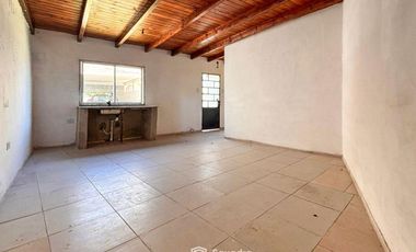 VENTA - 3 casas construidas en un mismo lote de 197,90 m2. Desarrolladas en dos plantas. Ibarlucea.