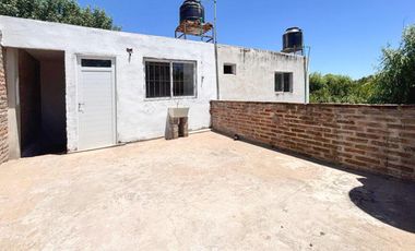 VENTA - 3 casas construidas en un mismo lote de 197,90 m2. Desarrolladas en dos plantas. Ibarlucea.