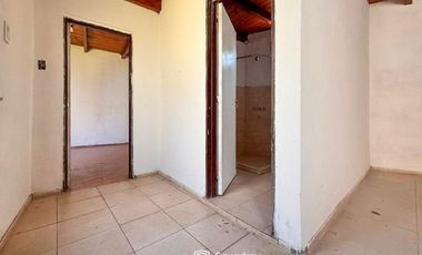 VENTA - 3 casas construidas en un mismo lote de 197,90 m2. Desarrolladas en dos plantas. Ibarlucea.