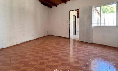 VENTA - 3 casas construidas en un mismo lote de 197,90 m2. Desarrolladas en dos plantas. Ibarlucea.