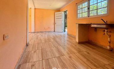 VENTA - 3 casas construidas en un mismo lote de 197,90 m2. Desarrolladas en dos plantas. Ibarlucea.