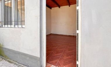 VENTA - 3 casas construidas en un mismo lote de 197,90 m2. Desarrolladas en dos plantas. Ibarlucea.