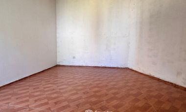 VENTA - 3 casas construidas en un mismo lote de 197,90 m2. Desarrolladas en dos plantas. Ibarlucea.