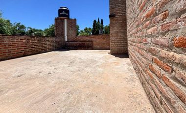 VENTA - 3 casas construidas en un mismo lote de 197,90 m2. Desarrolladas en dos plantas. Ibarlucea.