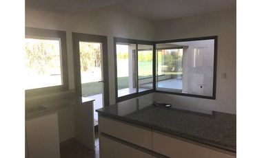 Casa a estrenar, 3 dormitorios, parque, cocheras. Exc.
