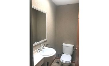 Casa a estrenar, 3 dormitorios, parque, cocheras. Exc.