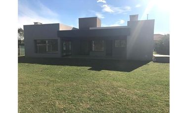 Casa a estrenar, 3 dormitorios, parque, cocheras. Exc.