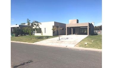 Casa a estrenar, 3 dormitorios, parque, cocheras. Exc.