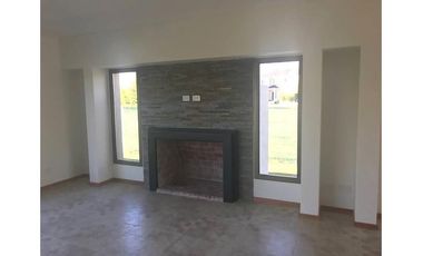 Casa a estrenar, 3 dormitorios, parque, cocheras. Exc.