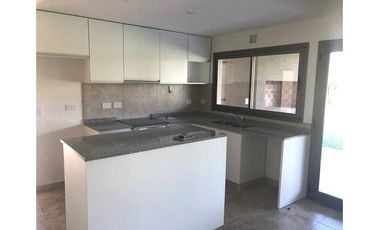 Casa a estrenar, 3 dormitorios, parque, cocheras. Exc.