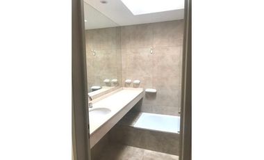 Casa a estrenar, 3 dormitorios, parque, cocheras. Exc.